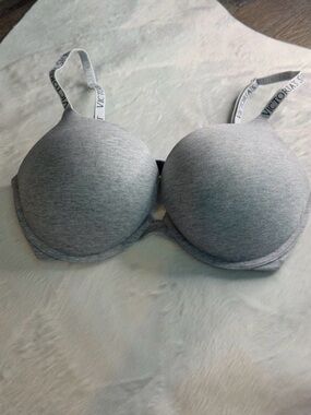 Victoria's Secret Light Gray Seamless T-Shirt Bra with Branded Straps